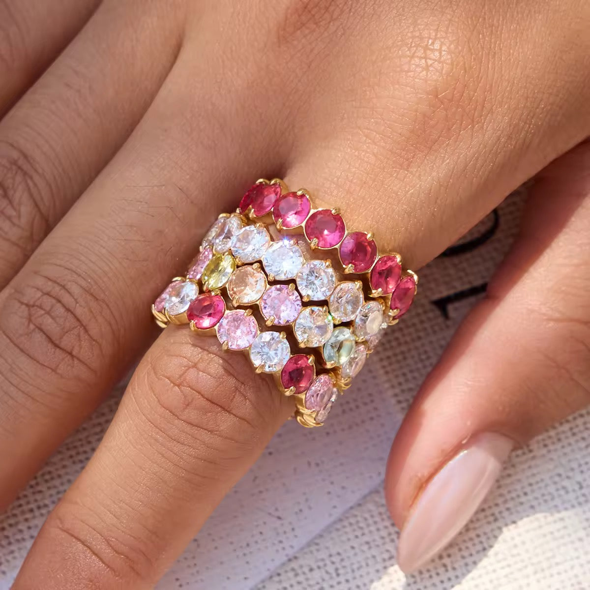 Eleganter goldener Ring mit Zirkonia Stein – minimalistischer Damenschmuck
