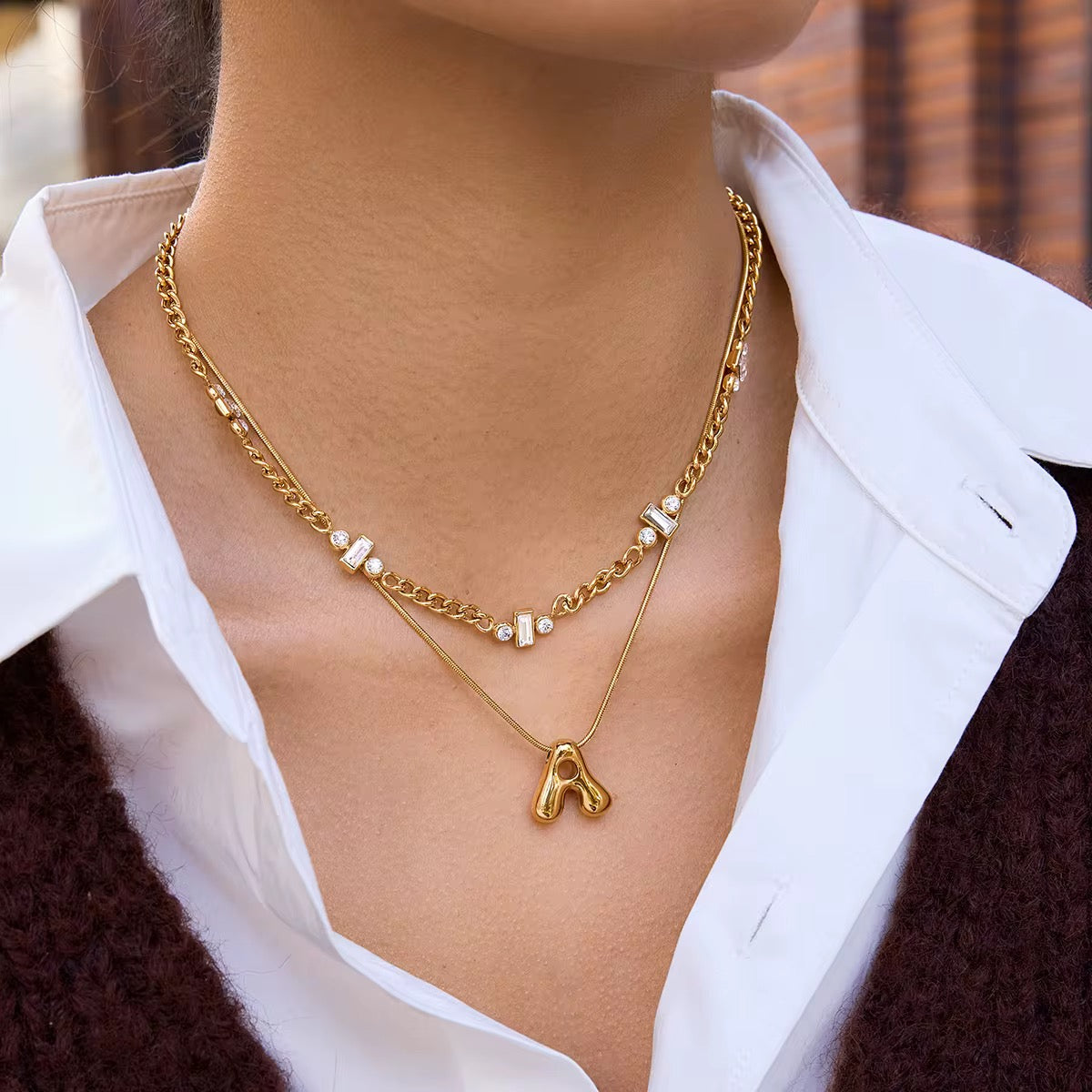 Goldene Halskette am Hals getragen – eleganter Schmuck