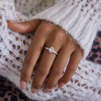 Vergoldeter Damenring mit funkelndem Zirkonia-Stein im eleganten Design von Finesse Feminine Jewelry
