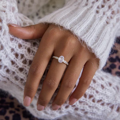 Vergoldeter Damenring mit funkelndem Zirkonia-Stein im eleganten Design von Finesse Feminine Jewelry