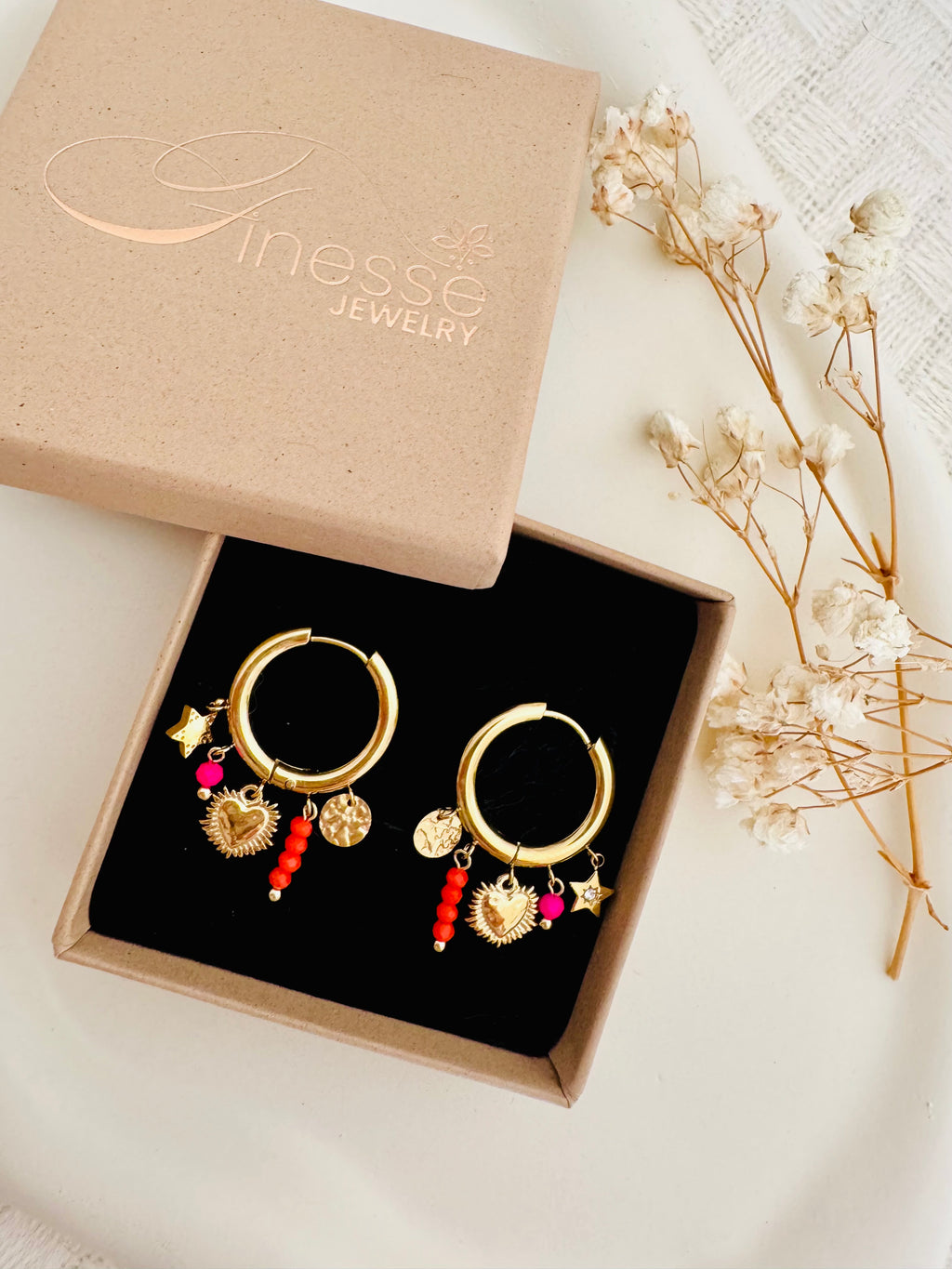 Vergoldete Damen-Creolen mit Herz-Design und funkelnden Zirkonia-Steinen von Finesse Feminine Jewelry