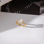 Vergoldeter Damenring mit funkelndem Zirkonia-Stein im eleganten Design von Finesse Feminine Jewelry