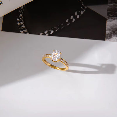 Vergoldeter Damenring mit funkelndem Zirkonia-Stein im eleganten Design von Finesse Feminine Jewelry