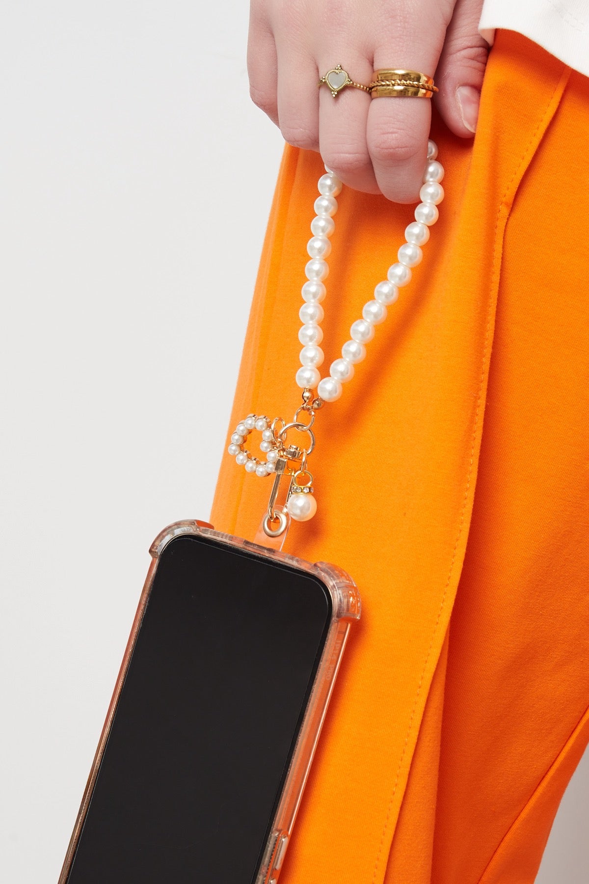 Pearl Luxe – Handykette mit Perlen & Herz-Charms