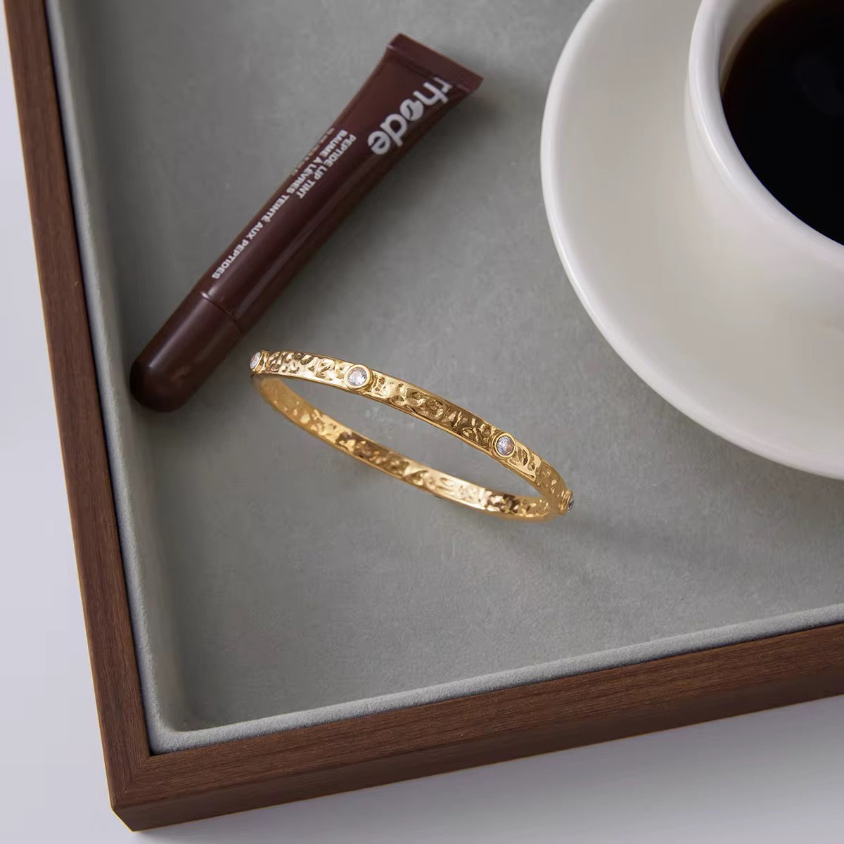 Vergoldeter Damenarmreif mit funkelnden Zirkonia-Steinen im eleganten Design von Finesse Feminine Jewelry