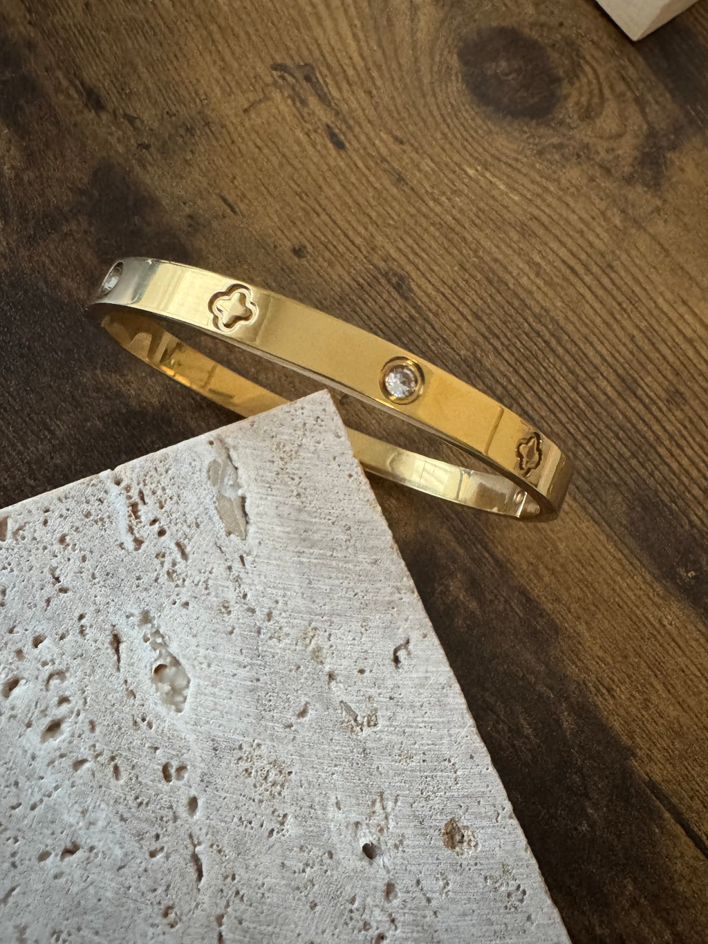 Vergoldeter Damenarmreif mit funkelnden Zirkonia-Steinen im luxuriösen Design von Finesse Feminine Jewelry