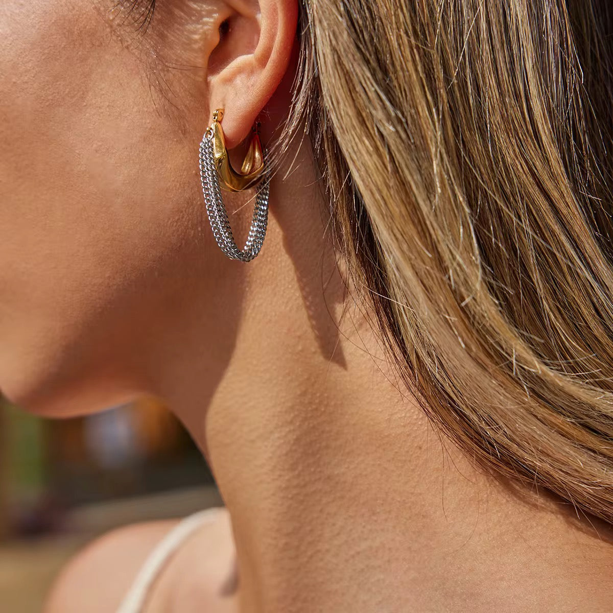 Feine goldene Ohrringe für Damen, minimalistisch