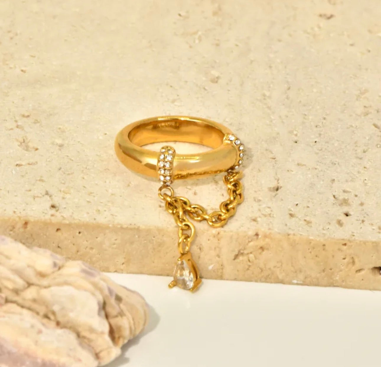 Goldener Ring mit Zirkonia – eleganter Damen Schmuck