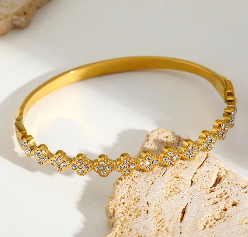 Vergoldeter Damenarmreif mit Stern-Design und funkelnden Zirkonia-Steinen von Finesse Feminine Jewelry