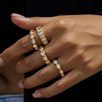 Vergoldeter Damenring mit Herz-Design und funkelnden Zirkonia-Steinen von Finesse Feminine Jewelry