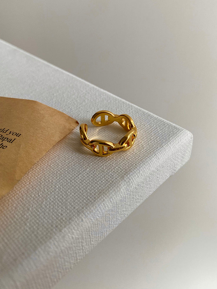 Vergoldeter Damenring mit Glieder-Design und funkelndem Zirkonia-Akzent von Finesse Feminine Jewelry